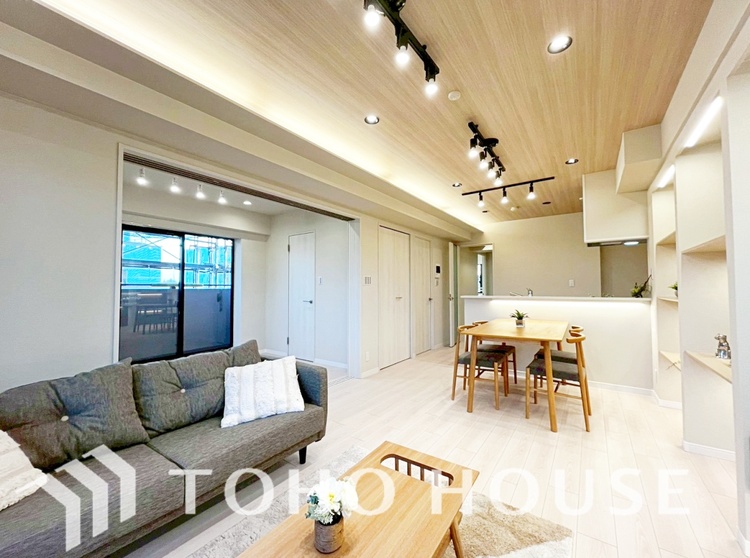 内装 ◆サンサンと◆差し込む太陽の光がこのリビングに笑いをもたらす.