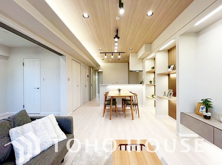 内装 ◆瀟洒な空間◆落ち着きのある彩が見事に調和させた瀟洒な空間を演出。ここに集まる家族の会話と笑顔が絶え間なく続く幸せな空間。