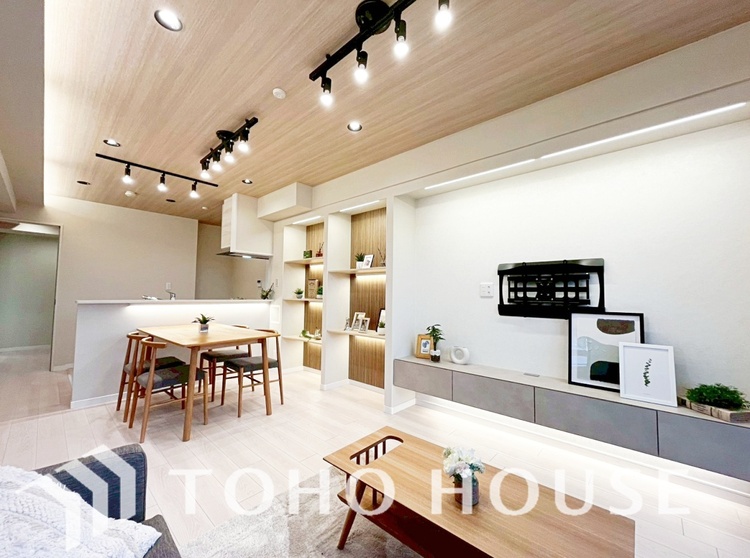 内装 ここはみんなが集い、食事と楽しい会話が始まる場所。話に夢中になりすぎて、ついつい時を忘れ、夜半過ぎになってしまう。そんな束の間の幸せを感じさせてくれます。