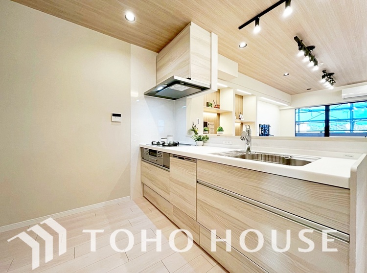 キッチン 手元の収納から、足元の収納までが全てスライド式で、奥のスペースまで有効に活用できます。奥まで上から見渡せるので、たまにしか使わない調理器具もサッと取出せます。