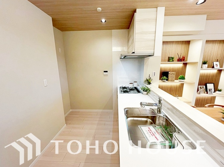 キッチン ◆愛育◆キッチンは家族の絆を育む大切な空間。シンプルで使い易いSystemKitchenで愉しく作る料理は愛情のある美味しいご馳走に。家族で使える広々としたダイニングキッチンです。