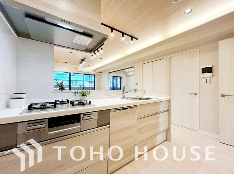 キッチン キッチンは家族の絆を育む大切な空間。シンプルで使い易いシステムキッチンで愉しく作る料理は愛情のある美味しいご馳走に。家族で使えるダイニングキッチンです。