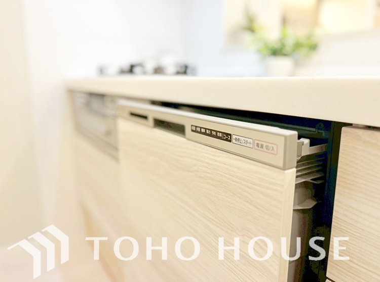 キッチン 広々としたキッチンのシンクは、料理の準備と片付けを楽にし、使いやすさを最大限に引き立てます。