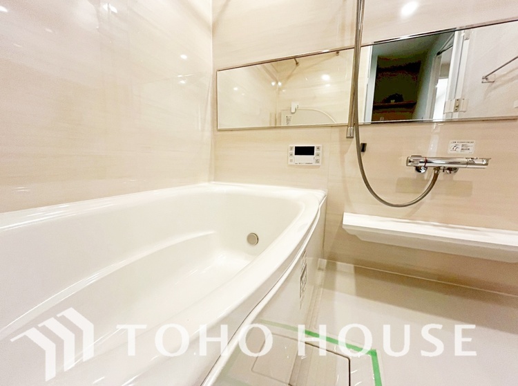 風呂 【浴室】《一日の疲れを落としてくれる場所は、落ち着く場所でなければならない》　高級感溢れるカラーと大きさ・柔らかな曲線で構成された半身浴も楽しめるバスタブが心地よさをもたらします。