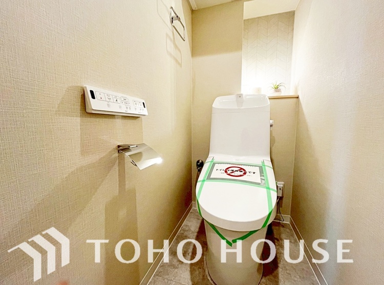 トイレ 清潔感あるホワイト調のクロスと温もり溢れるモダンカラーの床材が見事に調和した本邸宅は、毎日の生活を少しでも快適に過ごして頂ける様に落ち着いた雰囲気作りから行っています。