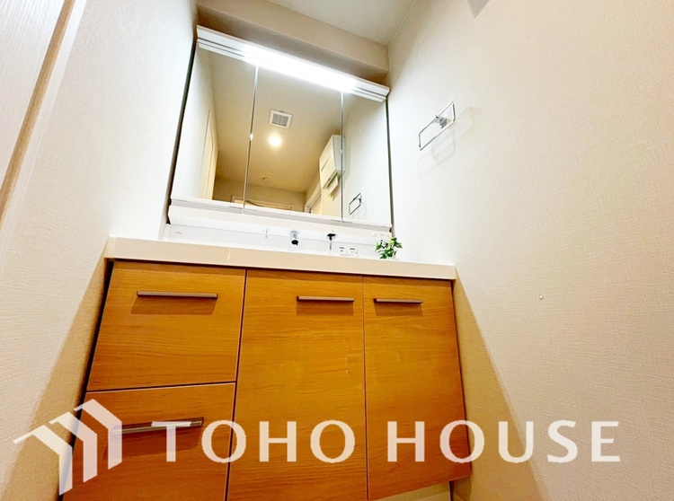 洗面 気持ちの良い朝をつくりだし、夕方には笑顔を取り戻させてくれるミラー。パウダールームはいつでも本来の自分を取り戻せる空間。明るく仕上げてあります。