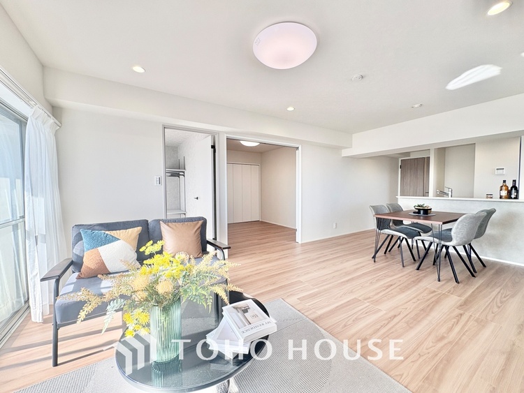 内装 ここにはみんなが集い、食事と楽しい会話が始まる。話に夢中になりすぎて、ついつい時を忘れ夜半過ぎになってしまう。そんな束の間の幸せを感じさせてくれる場所でありたい。