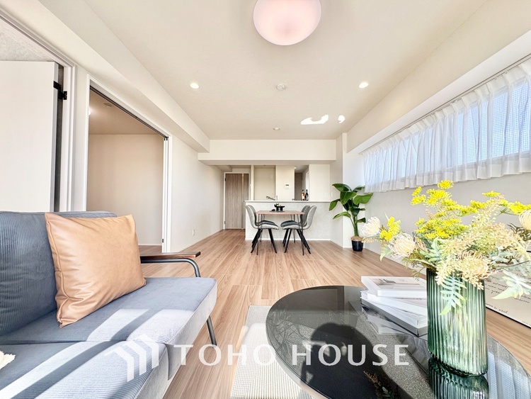 内装 大きなリビングは、高級感漂う設えとゆとりある広さで安心をもたらす特別な場所。暮らしの中心にふさわしい空間です。