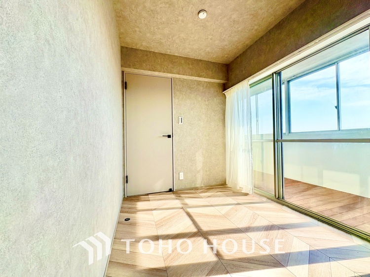 内装 堂々とした広さを誇るリビングは、優雅な開放感と安心感を兼ね備えた上質な空間。ご家族の時間を一層贅沢に演出します。