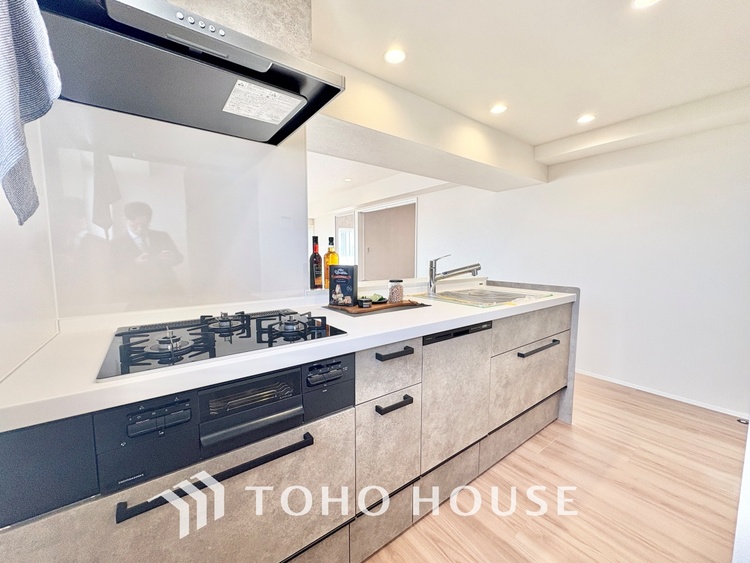 キッチン 上質な素材に囲まれたキッチンは、穏やかな時間が流れる特別な空間。洗練された料理が生まれる場所です。