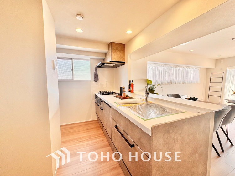 キッチン 時を超えて愛されるデザインが、日常を特別なひとときへと昇華させます。この場所から、心満たされる豊かな食卓が始まります。