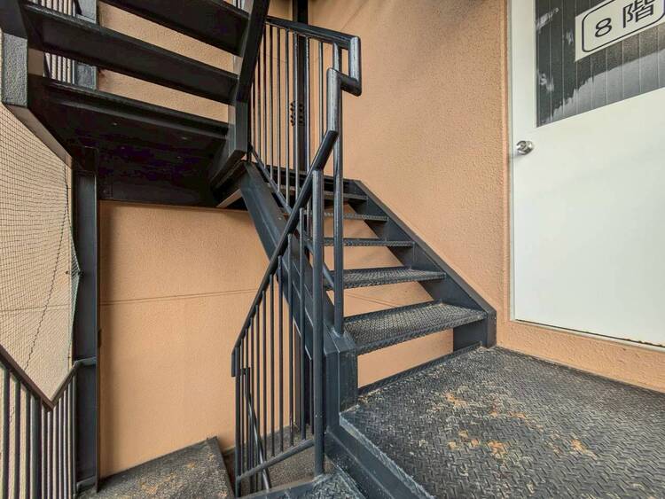 その他 共用部の階段です。明るく清潔に管理されています。