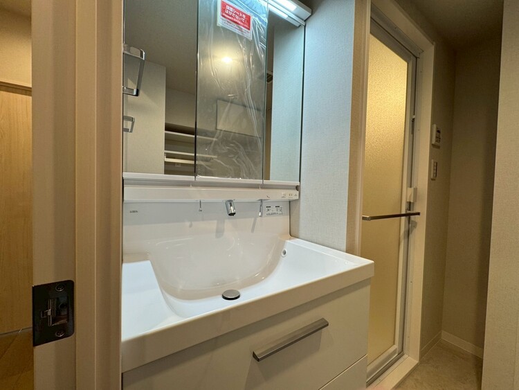 その他 清潔感を感じられる洗面化粧台。