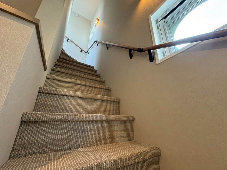 その他 共用部の階段です。明るく清潔に管理されています。
