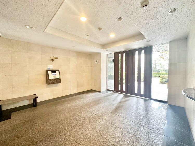 エントランス 綺麗に整備されており、行き届いた管理体制をうかがわせます。