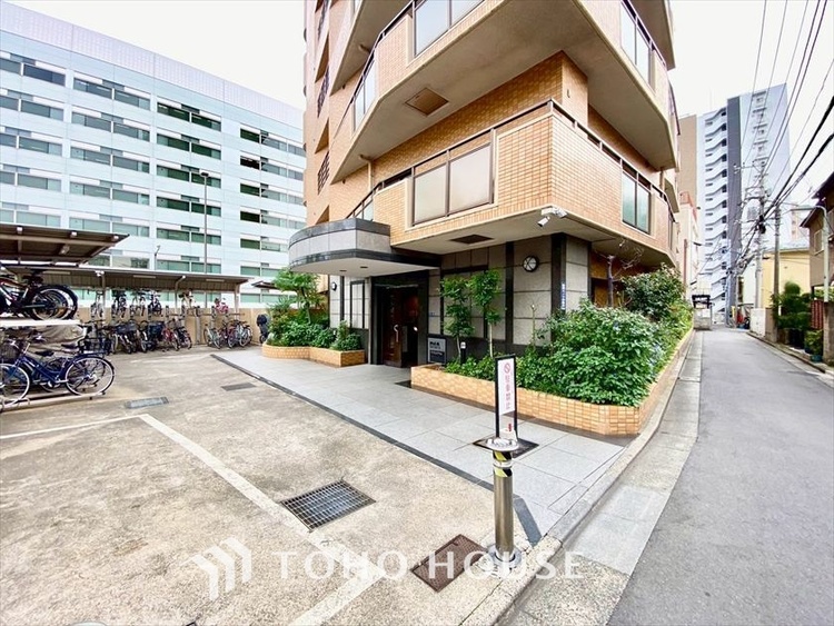 エントランス 【ENTRANCE】◆家族◆家で家族と過ごす時間は限られている。帰りを待つ家族の元へと急ぐときの弾む思い。そんな思いを引き立てる邸宅。