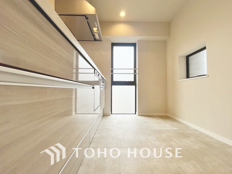 キッチン 【KITCHEN】◆ワクワク◆開放的で機能性も高いシステムキッチン。お子様は毎日のご飯にワクワク！