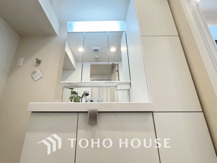 洗面 【WASHROOM】◆快適◆煌びやかな暮らしの中にも忘れたくない快適さ。大きな収納が助けてくれます。