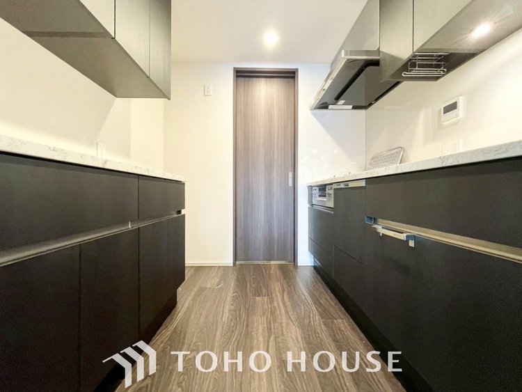 キッチン 【KITCHEN】◆ワクワク◆開放的で機能性も高いシステムキッチン。お子様は毎日のご飯にワクワク！