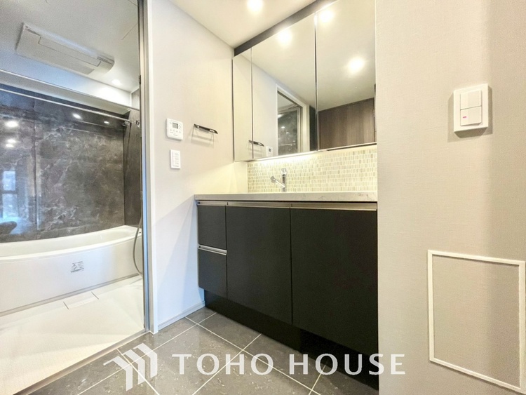 洗面 【WASHROOM】◆快適◆煌びやかな暮らしの中にも忘れたくない快適さ。大きな収納が助けてくれます。