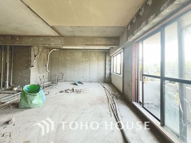 内装 現在改装中◆陽光◆が差し込む。この開放的なLDKに家族の笑顔が集う。家族が一緒に過ごす空間は明るく、そして居心地よく。