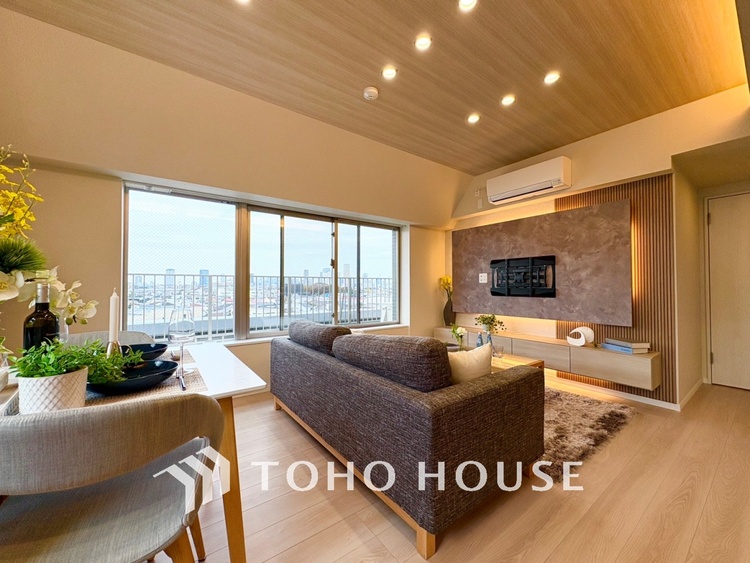 内装 【LIVING】◆扉を◆開くとこの景色。家族の”おかえり”の声が聞こえてきそう。