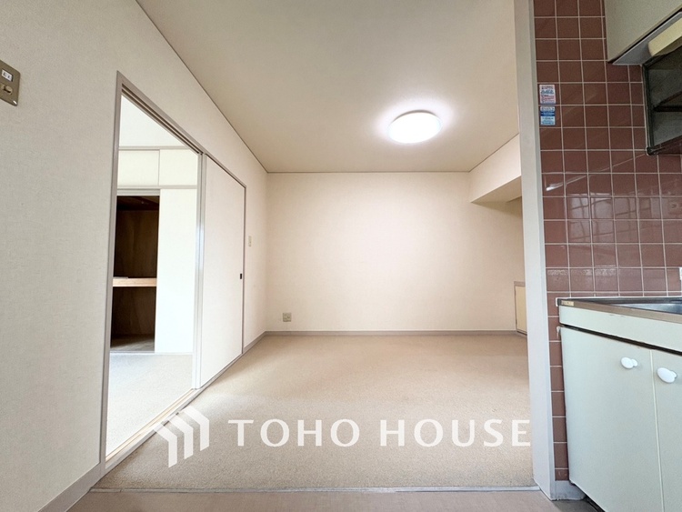 内装 現在改装中◆陽光◆が差し込む。この開放的なLDKに家族の笑顔が集う。家族が一緒に過ごす空間は明るく、そして居心地よく。