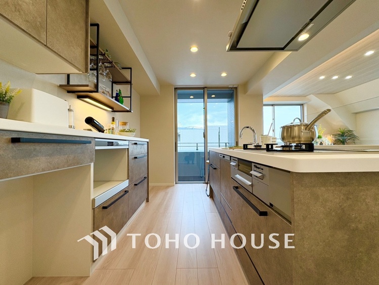 キッチン 【KITCHEN】◆ワクワク◆開放的で機能性も高いシステムキッチン。お子様は毎日のご飯にワクワク！