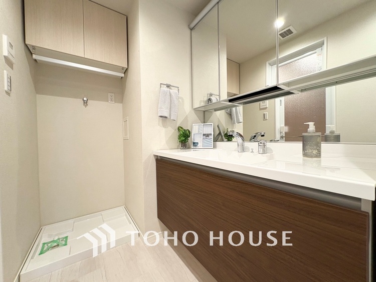 洗面 【WASHROOM】◆快適◆煌びやかな暮らしの中にも忘れたくない快適さ。大きな収納が助けてくれます。