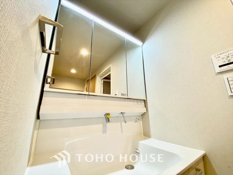 洗面 【WASHROOM】◆快適◆煌びやかな暮らしの中にも忘れたくない快適さ。大きな収納が助けてくれます。