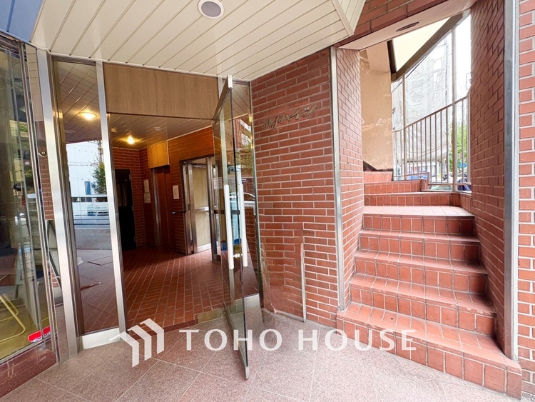 エントランス 【ENTRANCE】◆家族◆家で家族と過ごす時間は限られている。帰りを待つ家族の元へと急ぐときの弾む思い。そんな思いを引き立てる邸宅。