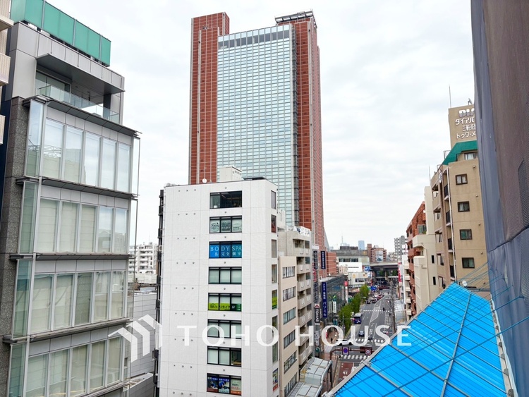 その他 【BALCONY】◆BLUE SKY◆自然の心地よさに包まれる。大開口の外に広がるのは爽やかな青空。