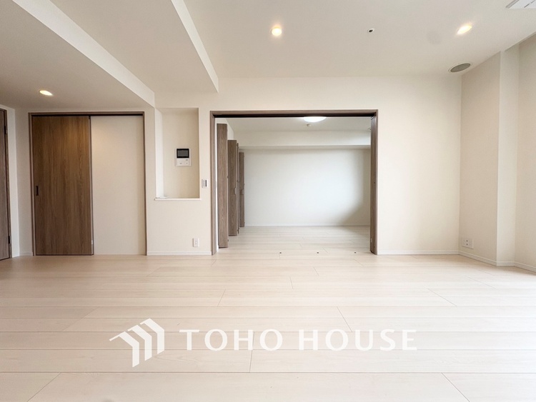 内装 【LIVING】◆扉を◆開くとこの景色。家族の”おかえり”の声が聞こえてきそう。