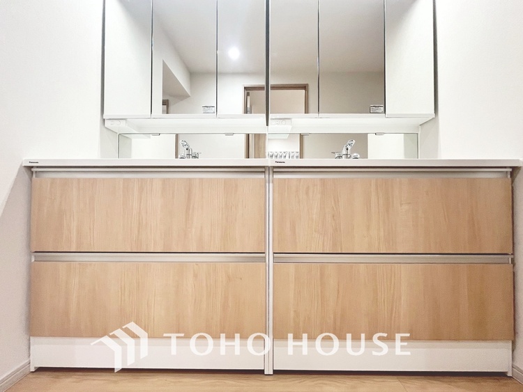 洗面 【WASHROOM】◆快適◆煌びやかな暮らしの中にも忘れたくない快適さ。大きな収納が助けてくれます。