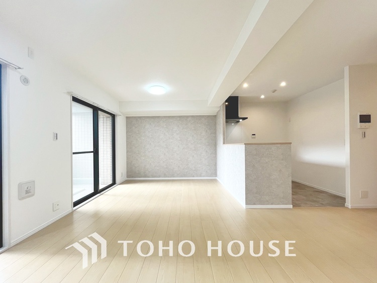 内装 【LIVING】◆眩い◆光が燦々と入り、家族の笑顔を照らす。「いつまでも続いて」と願う夢のような毎日がここにある。