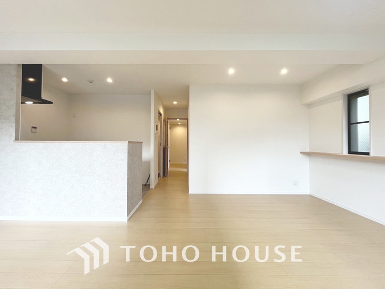 内装 【LIVING】◆扉を◆開くとこの景色。家族の”おかえり”の声が聞こえてきそう。