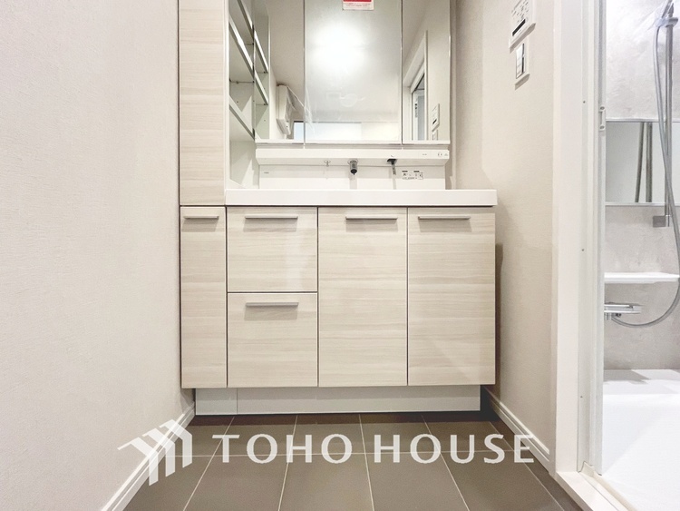 洗面 【WASHROOM】◆快適◆煌びやかな暮らしの中にも忘れたくない快適さ。大きな収納が助けてくれます。