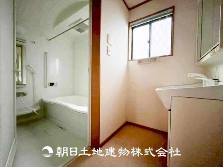 洗面 【洗面化粧台】広々とした洗面台は、日々の身だしなみチェックや歯磨きなど、朝の慌ただしい時間でも心に余裕とゆとりを作ってくれます。今日も１日頑張ろう。そう思える場所でありたいと思っています。