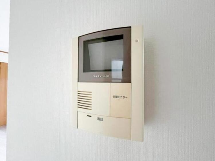 設備 【モニター付きインターホン】訪問者の確認が出来るので、セキュリティ対策にも最適のモニター付きインターホン。