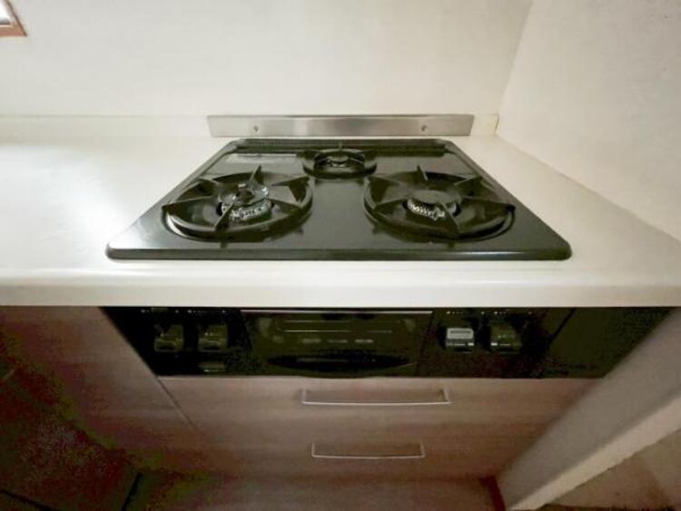 設備 【ガスコンロ】火加減を調整してくれるガスコンロ。便利な三ツ口です。