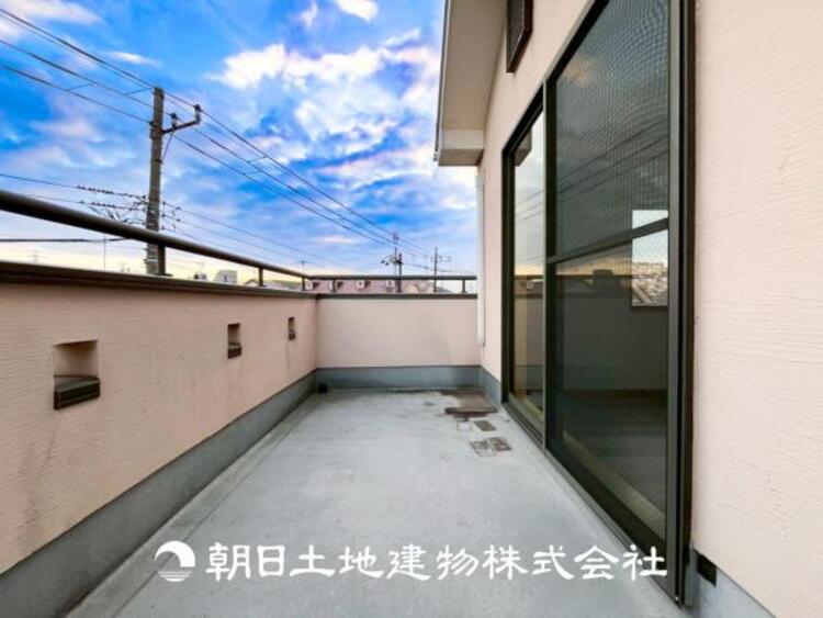 バルコニー 【バルコニー】温かい太陽を感じる事ができるのは、目の前に遮るものが無いから。彼方に広がる風景が絵画のように広がります。