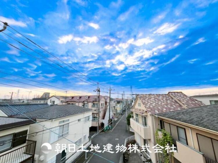 その他 【眺望】目の前に手を伸ばせば、触ることが出来そうな環境が、そのままインテリアになったような印象です。その豊かな眺望にふさわしい空間には、通風・採光にも優れ、心地よい光と風があふれています。