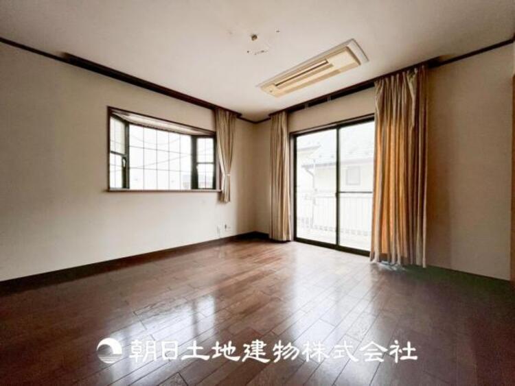 内装 【居室】爽やかな空間演出とセンス良く纏められた室内は良質な寛ぎ空間。そこで暮らす大切な人達のことを考え造りこんだ空間は日々の生活に安らぎを与えてくれます。