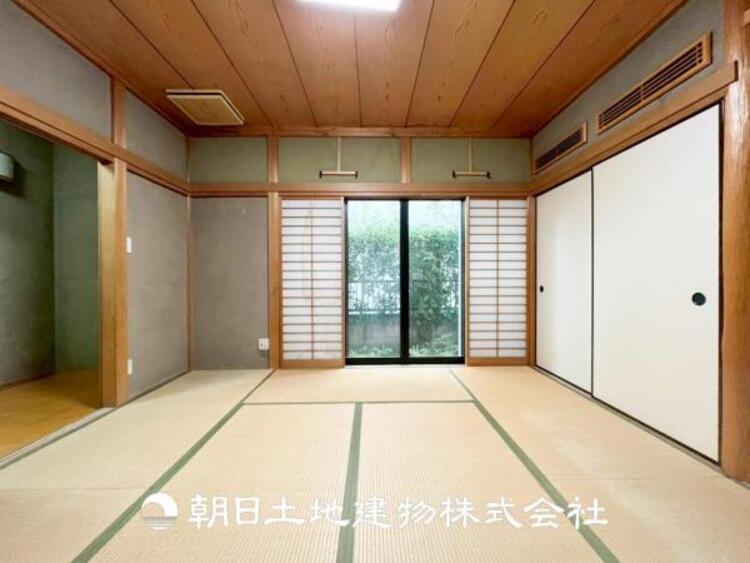 内装 【和室】近年減少傾向にありますが、和室があることで落ち着きと癒しの空間が生まれます。来客時の客室としても利用できますし、お子様のプレイルームやお昼寝に良いお部屋です。