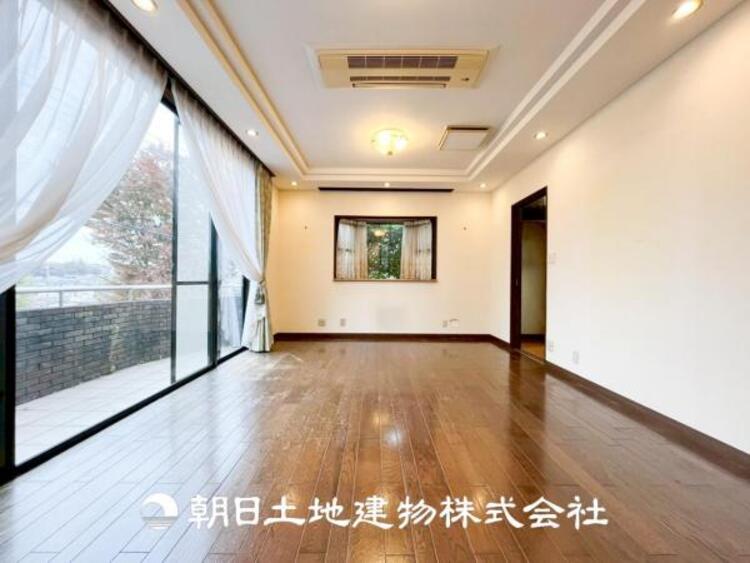 居間 【リビング】1日の中で最も長い時間を過ごすことになるリビングだからこそ、いつも笑顔があふれる空間であるように。広々とした空間から幸せな未来を。1日の中で最も長い時間を過ごすリビングは、笑顔があふれる空間です。広々とした空間から幸せな未来を。