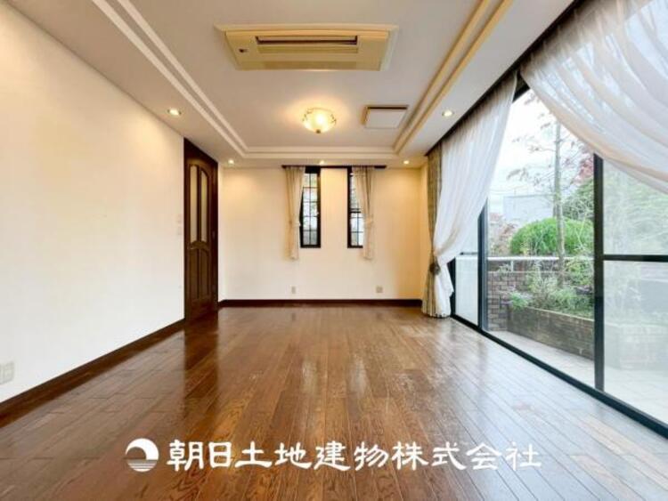 居間 【リビング】開放的で明るい空間が広がるLDK。リビングには暖かな太陽が降り注ぎ、爽やかな住空間です。お友達を呼んでお茶をしたり、一緒に料理を楽しみながら楽しい時間を。