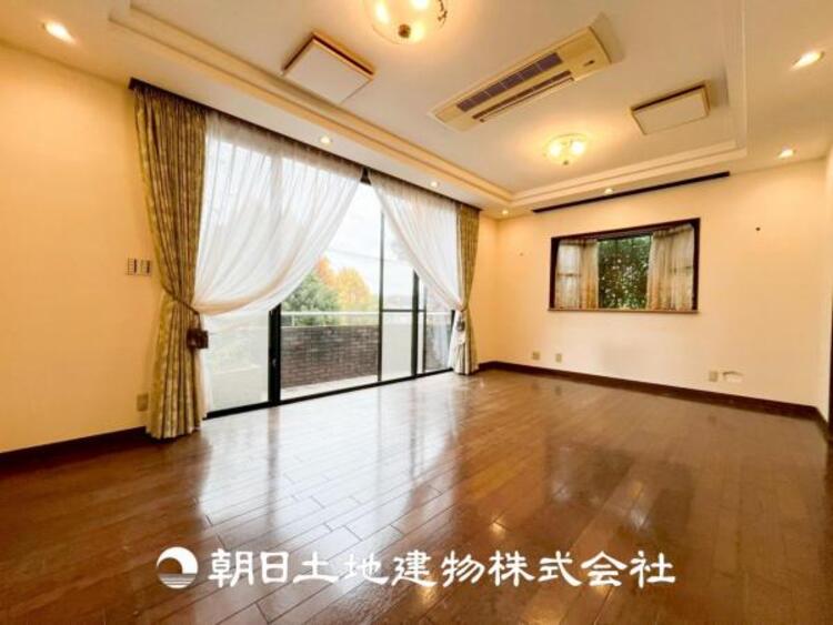 居間 【ダイニング】温かい色合いのフローリングと清々しい爽やかなクロスが明るい空間を創り出しているダイニングキッチン。ゆっくりと過ごす空間に相応しく、ここで楽しむ時間が家族や友人との絆をより深めてくれそうです。