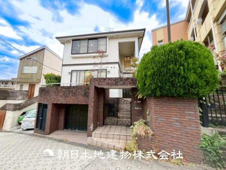 外観 【外観写真】表現された空間はたくさんの光を浴び、風を感じ、暮らしの時間を豊かにしてくれます。デザインされた空間と競い合うかのような充実した建物と共に大切な家族の思い出を刻んでいきます。