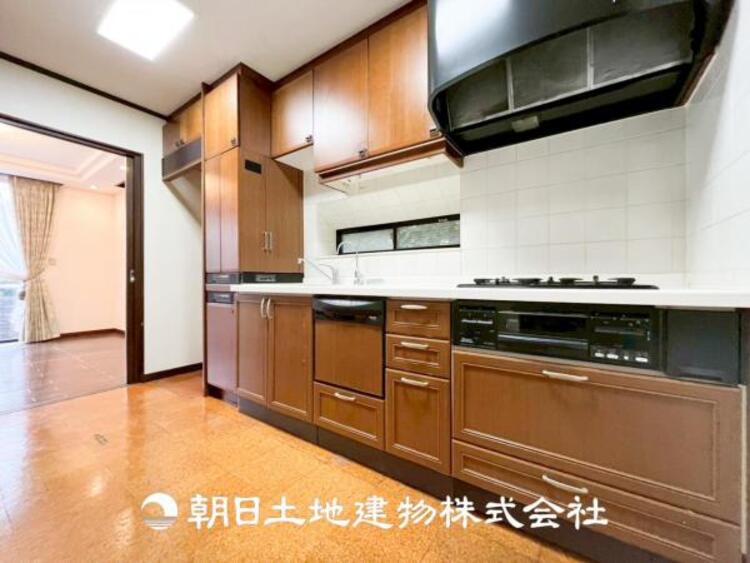 キッチン 【キッチン】仲良しなご夫婦、お子様、みんなでお料理ができる程の贅沢なスペースを実現したキッチンとなっております。みんなで作った料理を召し上がりながらの会話は盛り上がること間違いなしです。