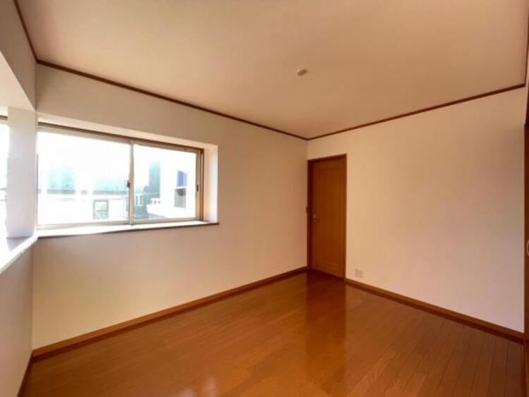 内装 ベッドを置いてもゆとりのある広さの主寝室です 